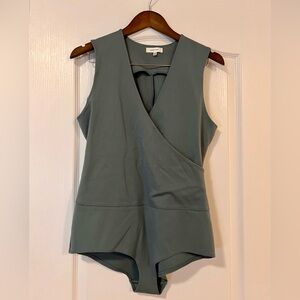 Aritzia Babaton Kiefer V-Neck Bodysuit in Gray/Green, sz L